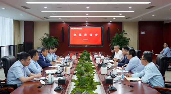 餘紅輝與中國(country)農業銀行北京市分行黨委書記、行長胡新智座談